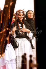 Image du Maroc Professionnelle de  Des jeunes filles du désert posent en tenue traditionnelle durant le grand Moussem de Tan Tan. Ce grand rassemblement est organisé dans un site désertique sur lequel la ville de Tan Tan a toujours accueilli la majorité des tribus et des grandes familles nomades du désert lors d'un grand moussem, Samedi 18 septembre 2004. (Photo / Abdeljalil Bounhar)




